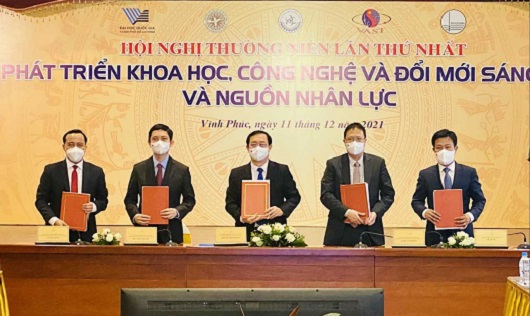 Phát triển khoa học, công nghệ và đổi mới sáng tạo và nguồn nhân lực